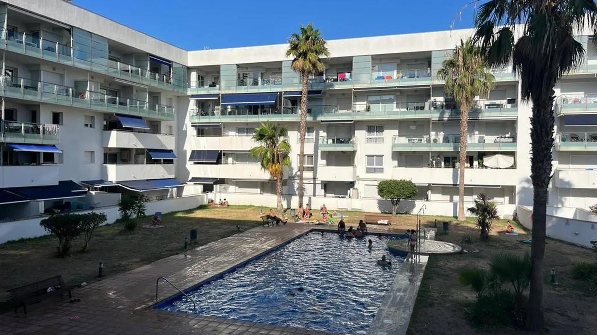 Bonito Apartamento Con Parking Y Piscina En Roses Spain